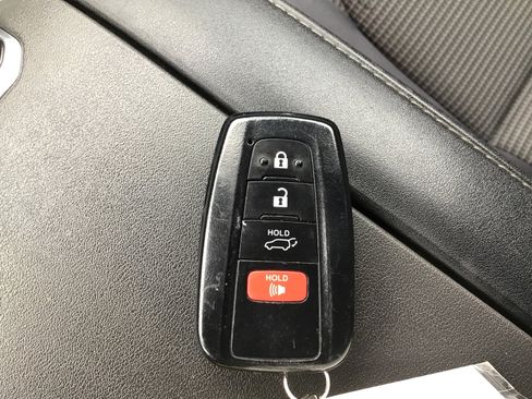 Used 2021 Toyota Highlander LE AWD/4WD image 28