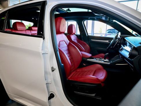 Used 2023 Alfa Romeo Stelvio Veloce image 27