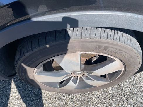 Used 2020 Volvo XC40 T5 Momentum image 11