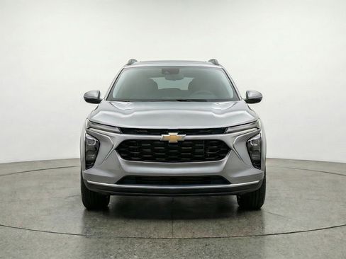 Used 2025 Chevrolet Trax LT w/ LT Convenience Package FWD image 2