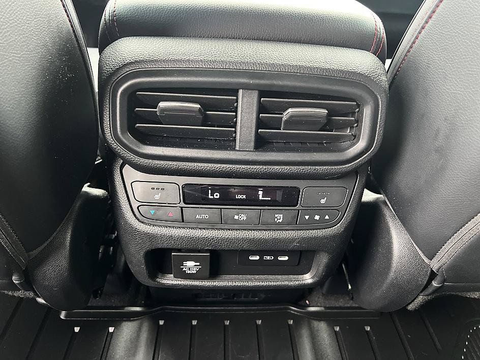 Used 2025 Honda Pilot Black Edition image 31