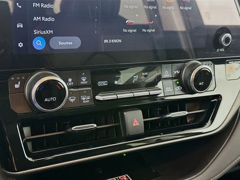 Used 2025 Toyota Highlander XLE image 23