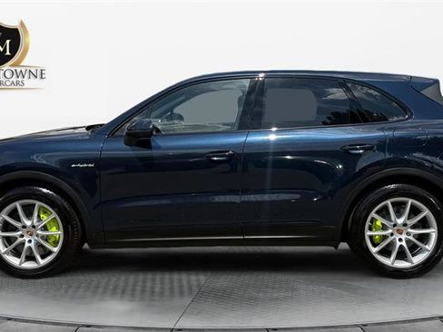 Used 2025 Porsche Cayenne E-Hybrid w/ Premium Package Plus AWD/4WD image 2