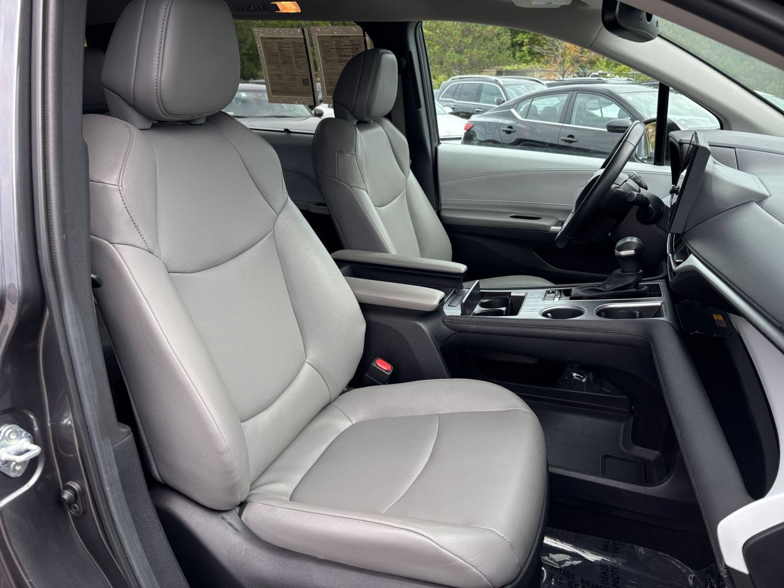 Used 2025 Toyota Sienna XLE FWD image 39