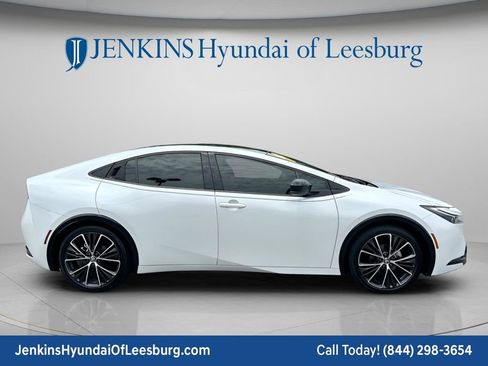 Used 2024 Toyota Prius XLE FWD image 3