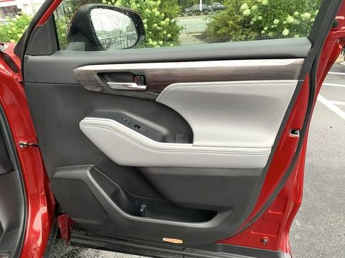 Used 2022 Toyota Highlander Platinum FWD image 13