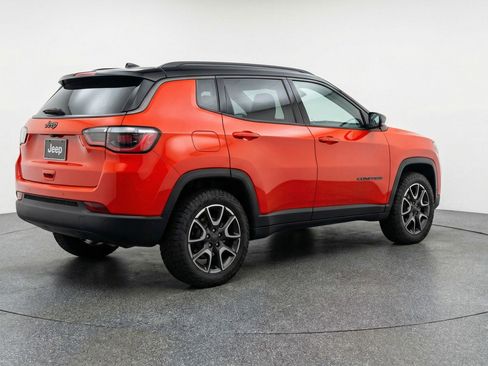 Used 2025 Jeep Compass Trailhawk image 9