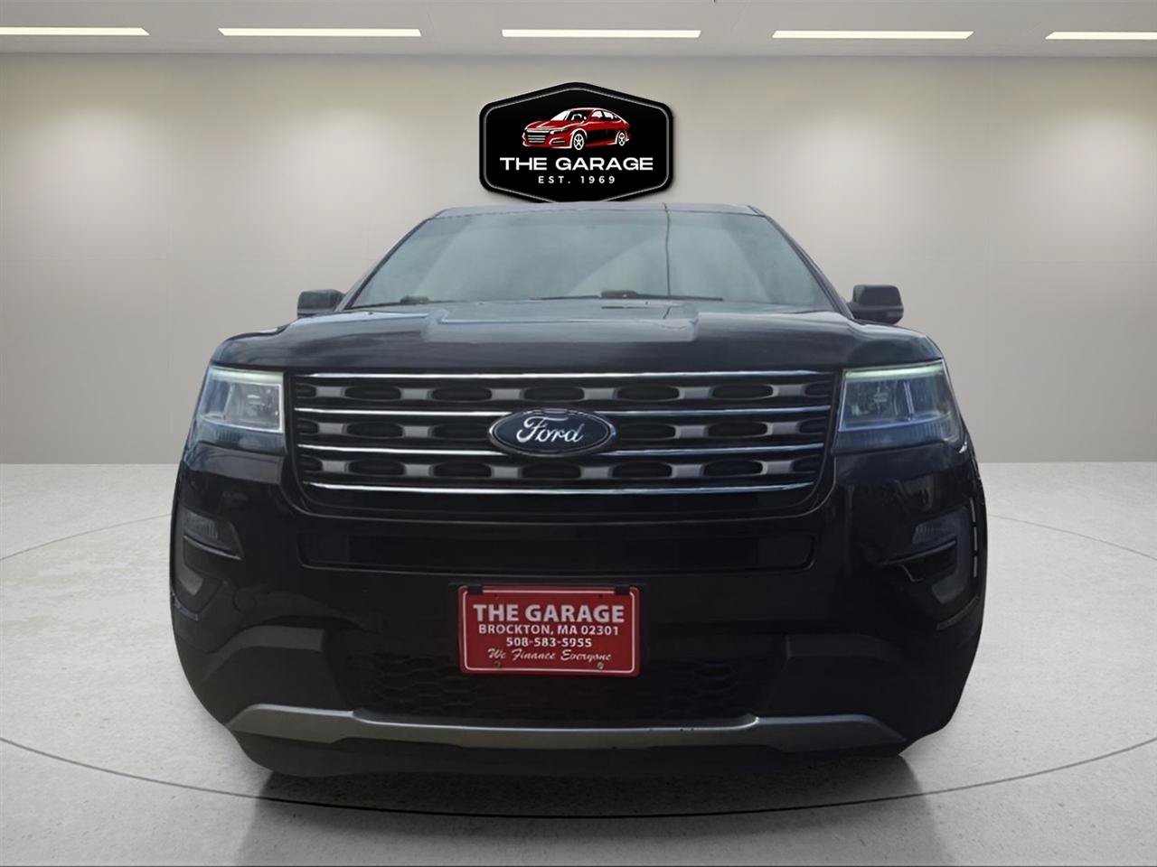 Used 2017 Ford Explorer XLT w/ Equipment Group 201A AWD/4WD image 2