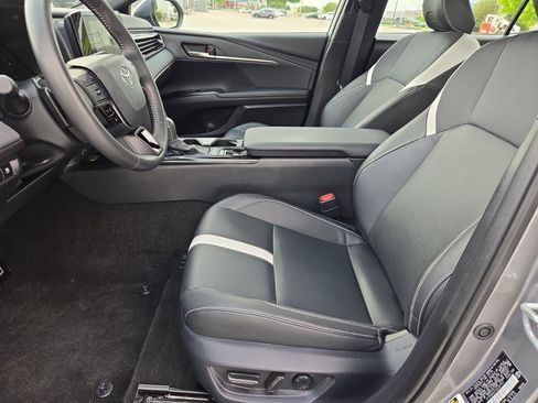 Used 2025 Toyota Camry SE w/ Convenience Package image 16