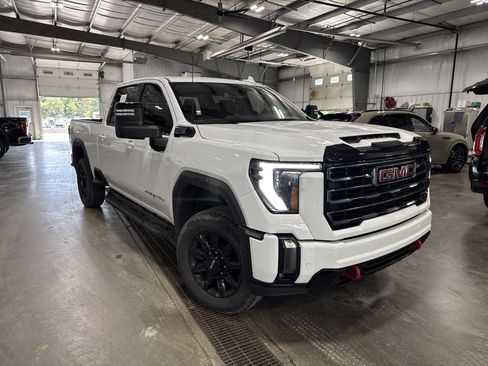 Used 2024 GMC Sierra 2500 AT4 AWD/4WD image 2