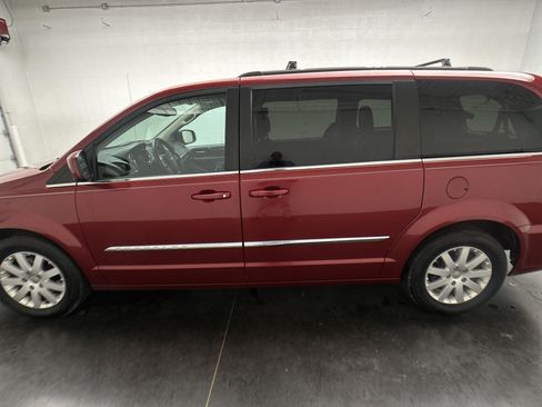 Used 2016 Chrysler Town & Country Touring FWD image 5