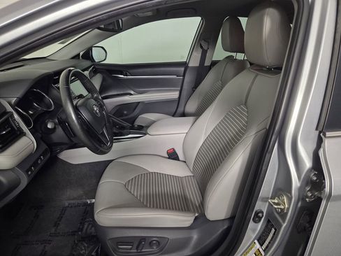 Used 2020 Toyota Camry SE w/ Convenience Package FWD image 9