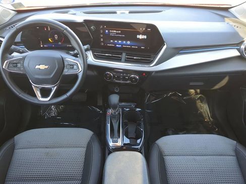 Used 2025 Chevrolet Trax LT w/ LT Convenience Package image 15