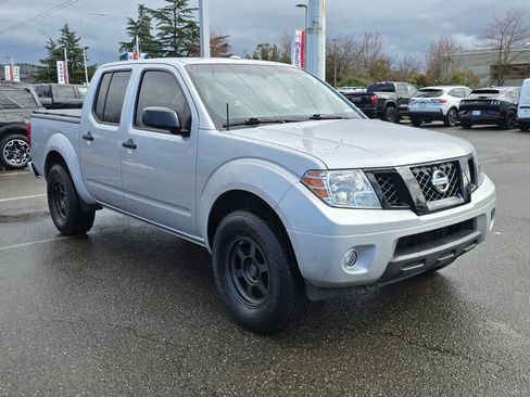 Used 2015 Nissan Frontier SV image 3