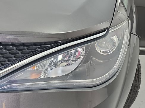Used 2018 Chrysler Pacifica Touring-L image 32