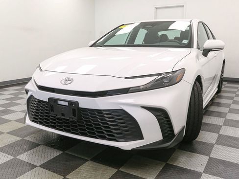 Used 2025 Toyota Camry SE FWD image 4