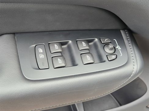 Used 2025 Volvo XC60 B5 Plus image 4