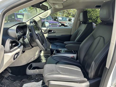 Used 2024 Chrysler Pacifica Touring-L FWD image 13