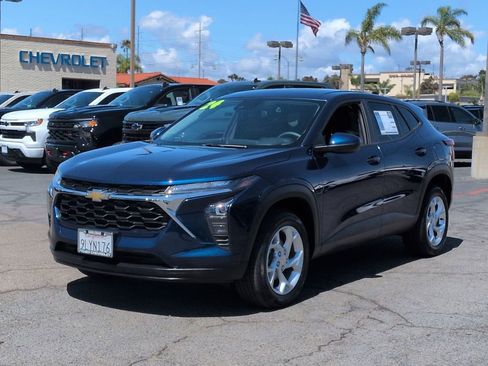 Used 2024 Chevrolet Trax LS w/ LS Convenience Package FWD image 1