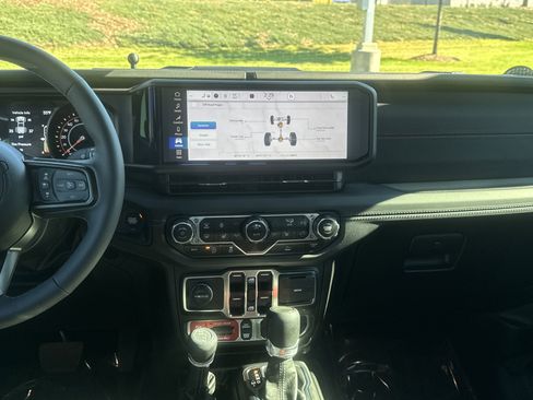 Certified 2025 Jeep Gladiator Rubicon w/ Convenience Group image 31