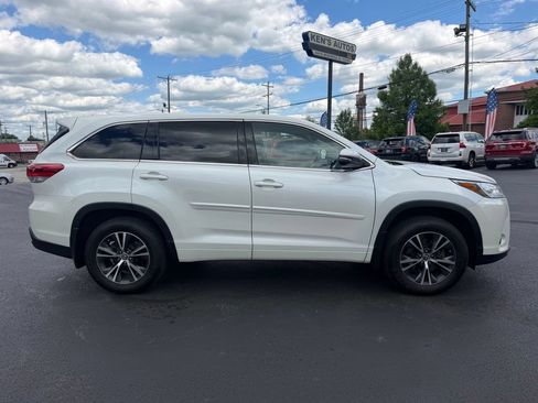 Used 2017 Toyota Highlander LE AWD/4WD image 4