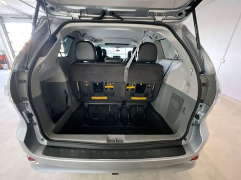 Used 2012 Toyota Sienna SE image 24