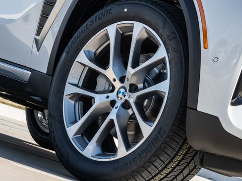 New 2026 BMW X5 sDrive40i w/ Climate Comfort Package image 8