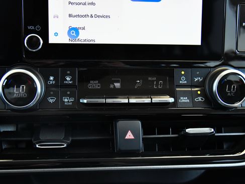 Used 2024 Toyota Highlander LE AWD/4WD image 25