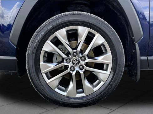 Used 2021 Toyota RAV4 XLE Premium image 11