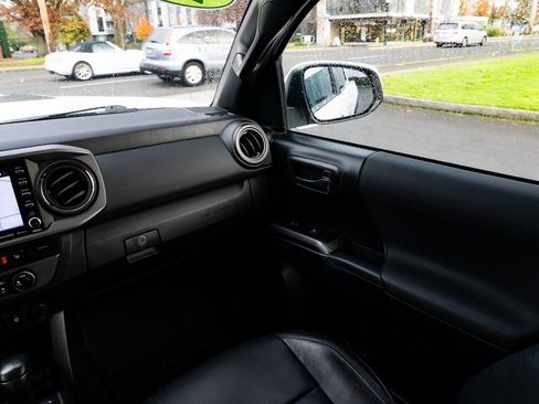 Used 2021 Toyota Tacoma TRD Sport image 11