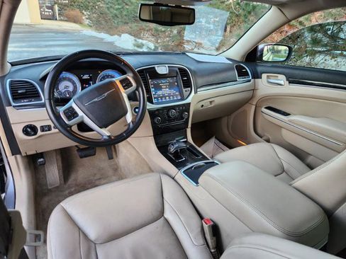 Used 2013 Chrysler 300 w/ Driver Convenience Group image 18