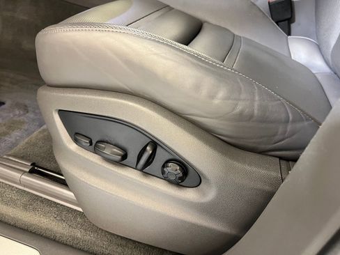 Used 2022 Porsche Cayenne Platinum Edition image 13