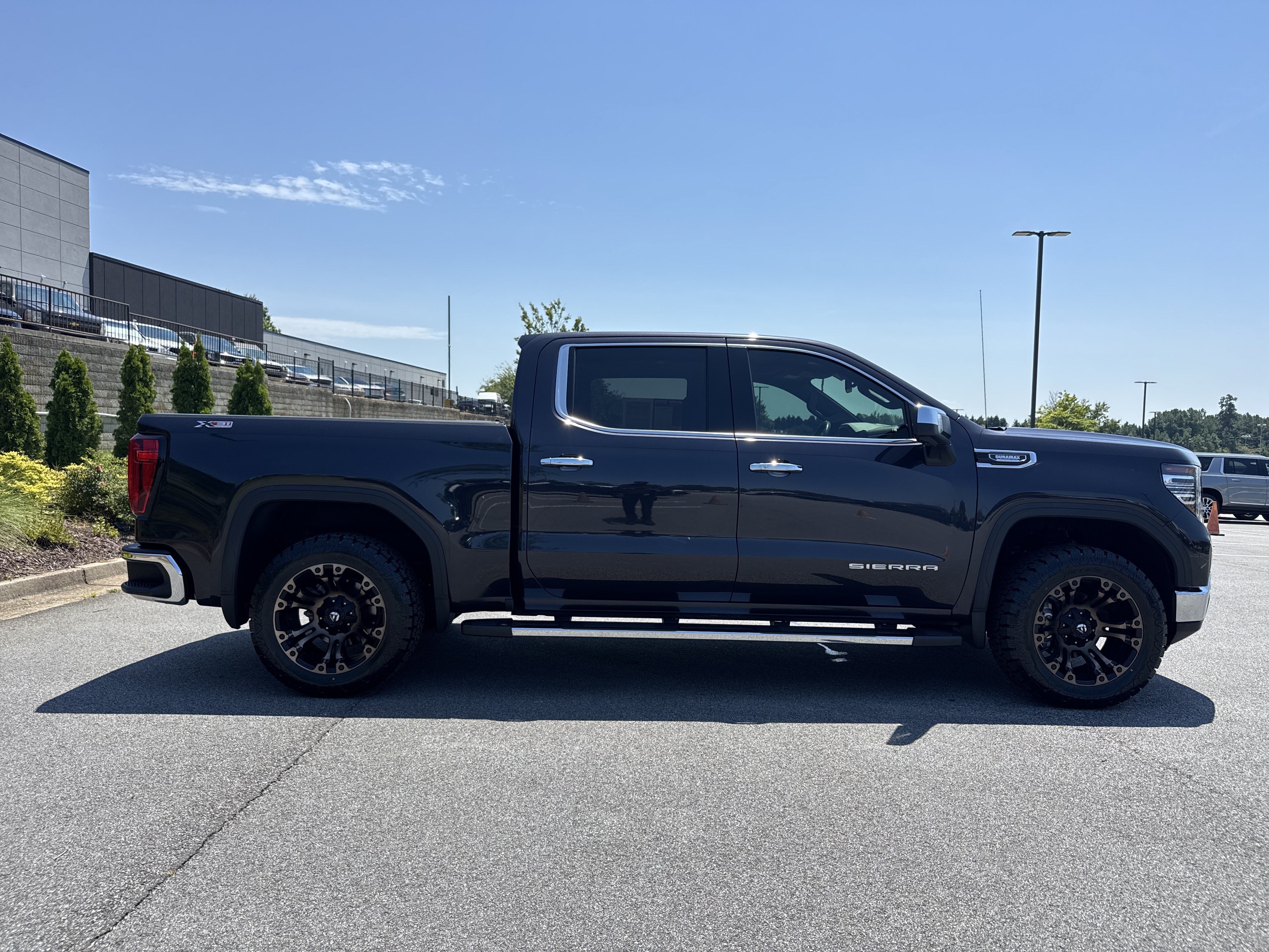 Used 2022 GMC Sierra 1500 SLT w/ SLT Premium Plus Package AWD/4WD image 11
