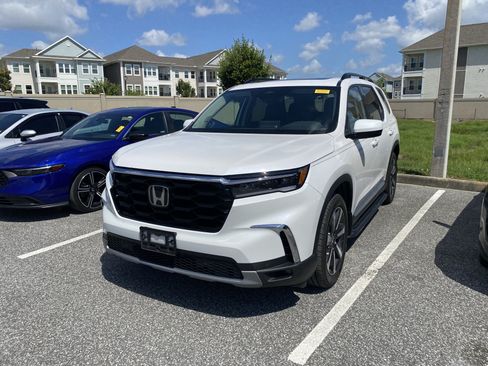 Used 2024 Honda Pilot Touring image 13