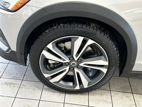 Used 2025 Volvo V60 B5 Cross Country Plus image 8