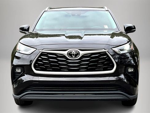 Used 2022 Toyota Highlander XLE image 3