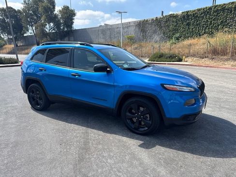 Used 2017 Jeep Cherokee Sport FWD image 3