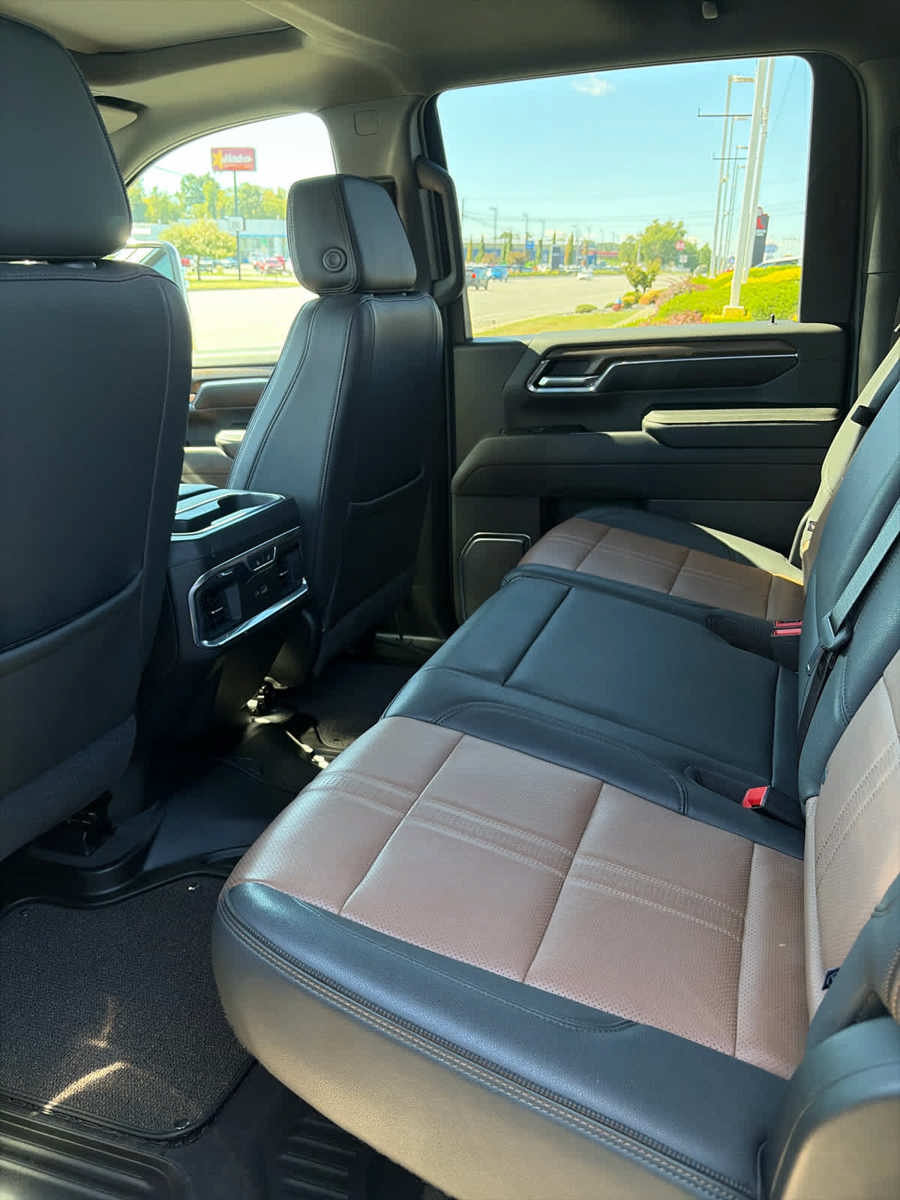 Used 2024 Chevrolet Silverado 2500 High Country w/ High Country Premium Package AWD/4WD image 32