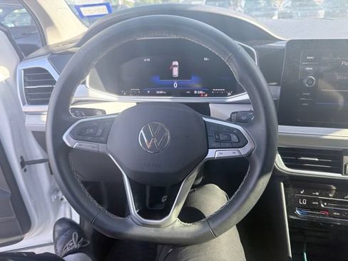 Used 2025 Volkswagen Taos SE w/ Panoramic Sunroof Package FWD image 5