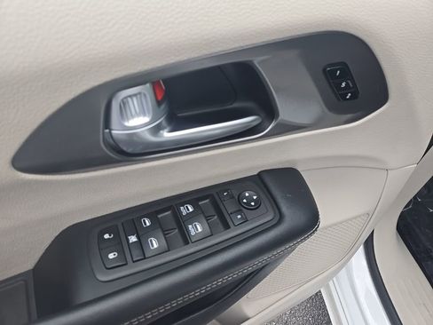 Used 2024 Chrysler Pacifica Touring-L image 10