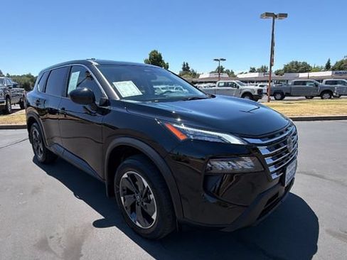 Used 2025 Nissan Rogue SV AWD/4WD image 2