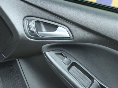 Used 2017 Ford Focus SE image 9