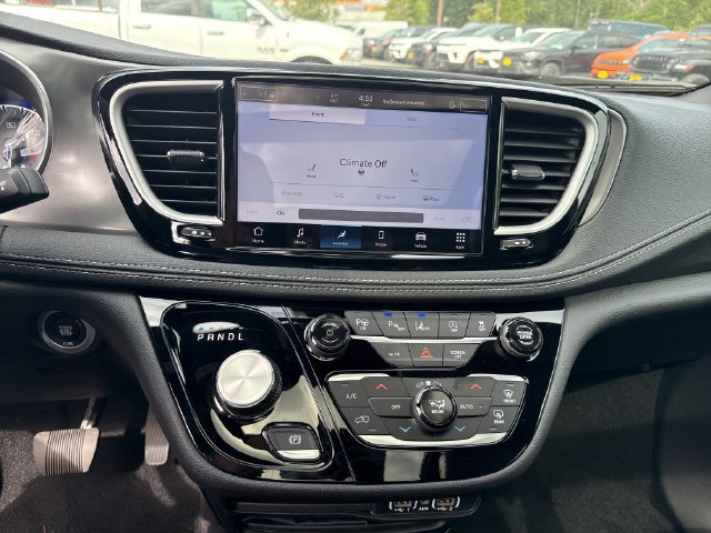 New 2025 Chrysler Pacifica Select AWD/4WD image 23