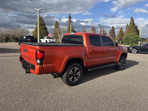 Used 2018 Toyota Tacoma TRD Sport image 4