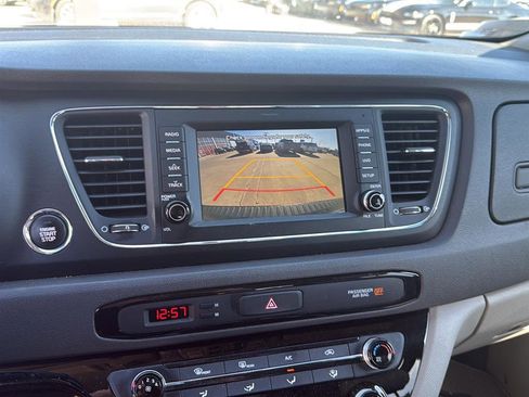 Used 2017 Kia Sedona LX w/ LX Essentials Premium Package image 6