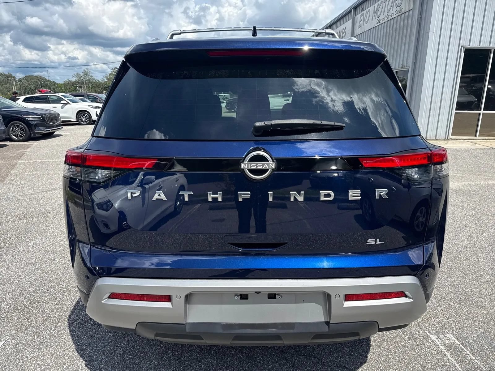 Used 2023 Nissan Pathfinder SL FWD image 9