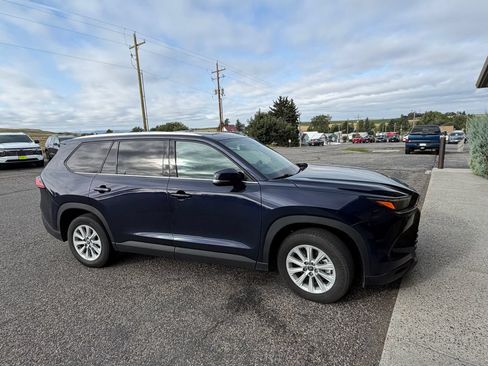 Used 2024 Toyota Grand Highlander AWD image 2