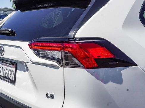 Used 2021 Toyota RAV4 LE FWD image 8