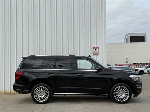 Used 2024 Ford Expedition Limited image 3