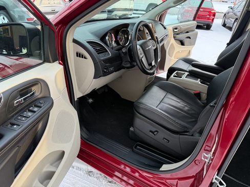 Used 2016 Chrysler Town & Country Touring w/ Driver Convenience Group image 14